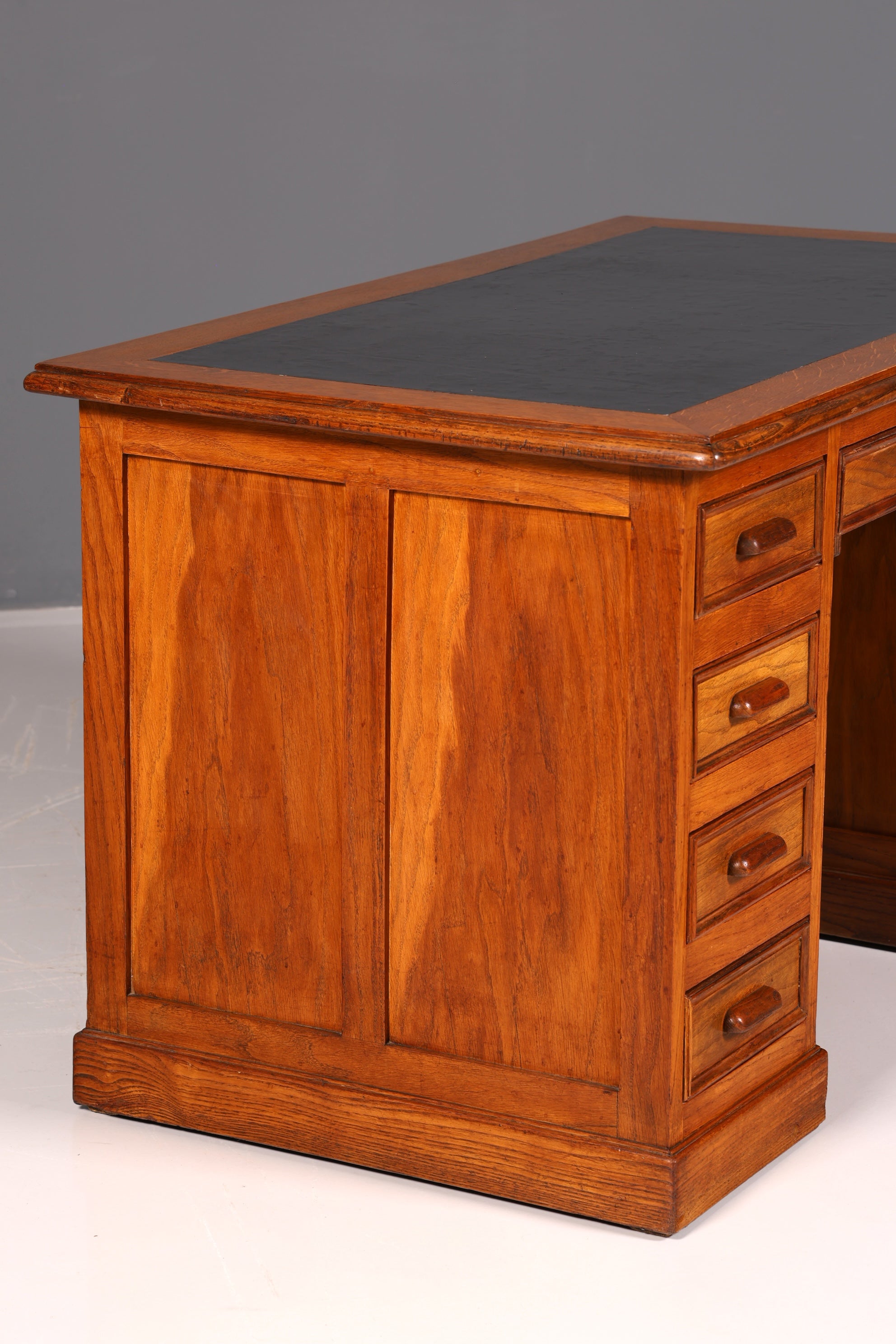 Beautiful Bauhaus-style Art Deco desk, office table, antique vintage oak