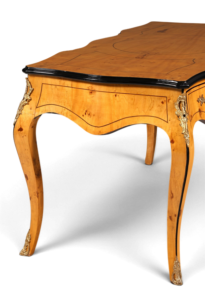 Hauptstadt Möblerei Schreibtisch im Louis XV Stil aus Massivholz mit geschwungenen Beinen und goldenen Verzierungen