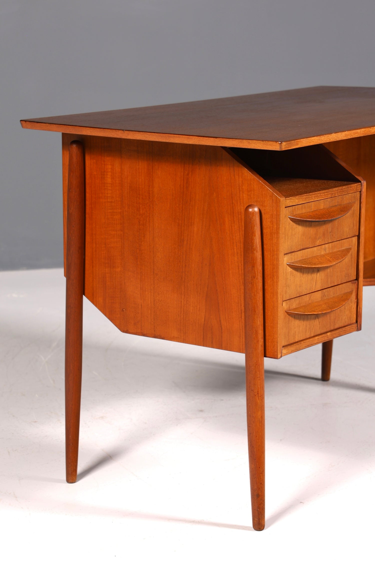 Wunderschöner Mid Century Schreibtisch Danish Design Teak Holz Bürotisch Vintage Office Table