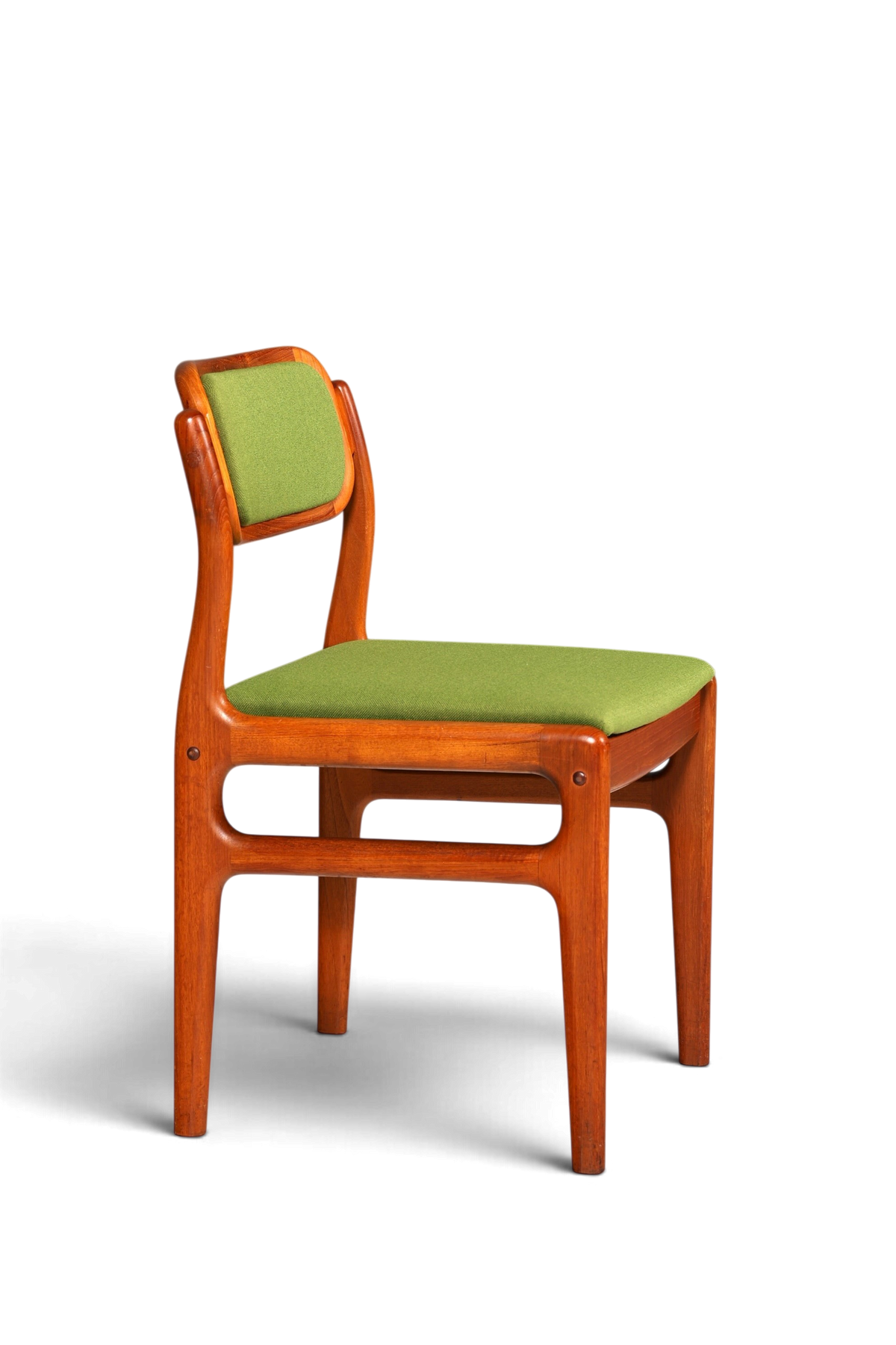 Hauptstadt Möblerei Mid Century Stuhl von Johannes Andersen aus Teakholz mit grünem Stoffbezug im Danish Design