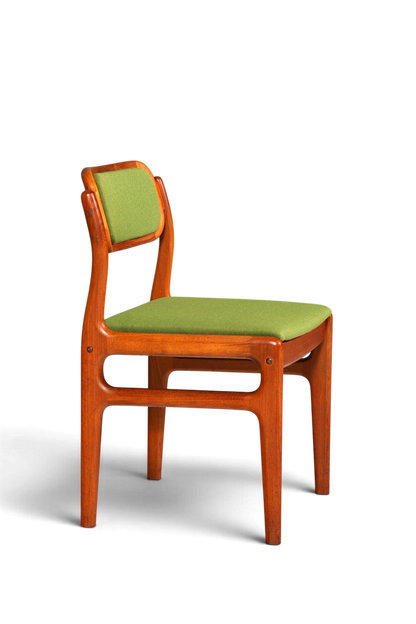 Hauptstadt Möblerei Mid Century Stuhl von Johannes Andersen aus Teakholz mit grünem Stoffbezug im Danish Design