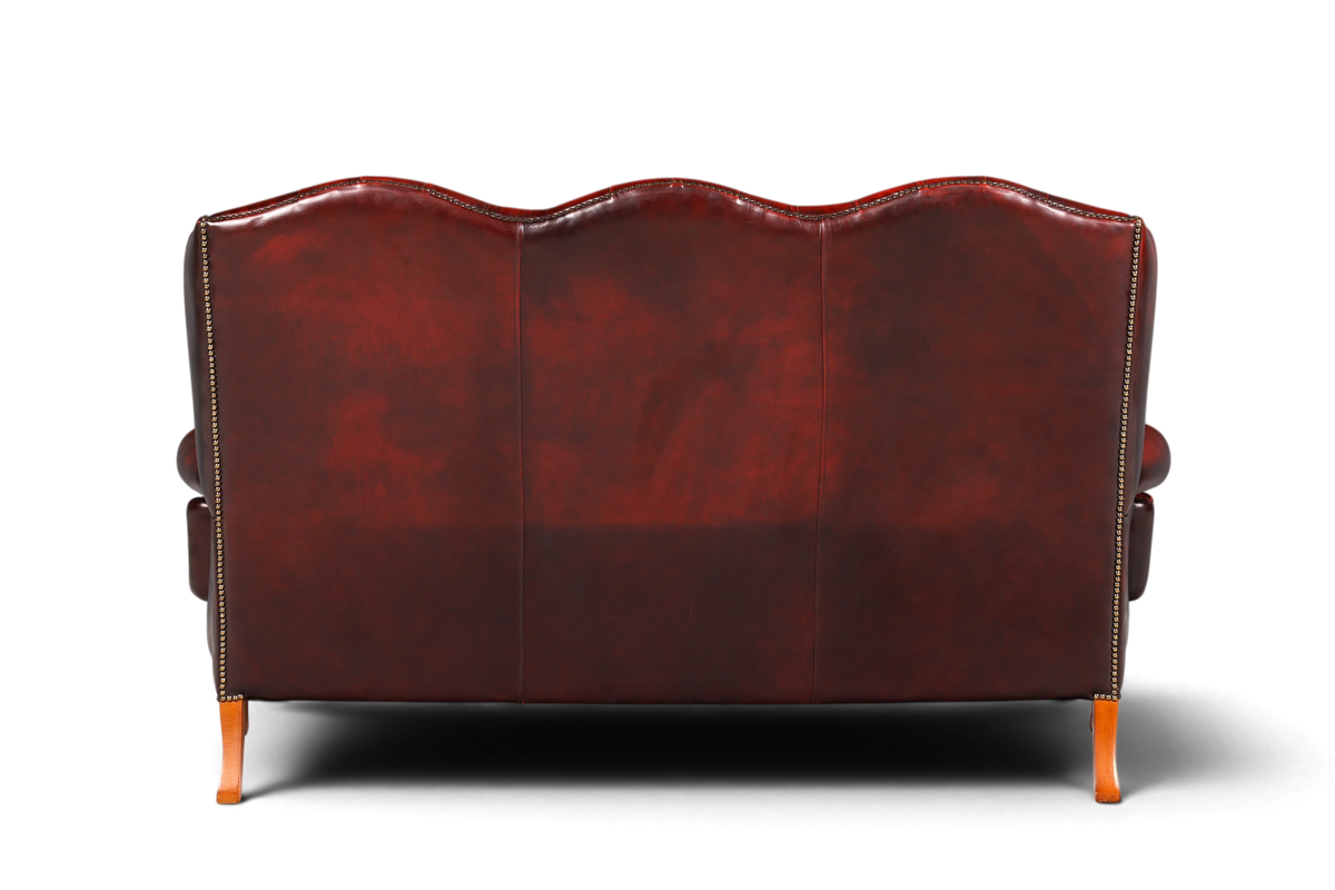 Hauptstadt Möblerei Chesterfield 3er Sofa aus dunkelrotem Echtleder mit Ziernägeln, Rückansicht