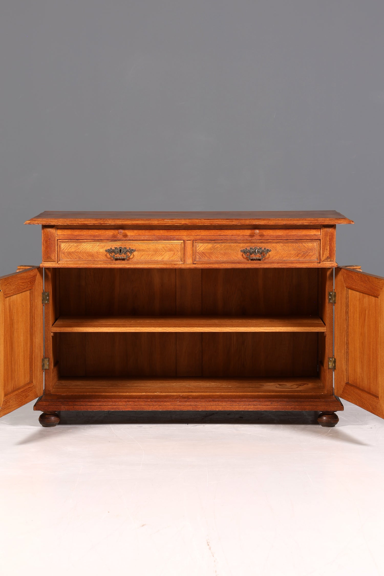 Stylish Gründerzeit sideboard, Louis Philippe oak cabinet/chest of drawers, circa 1880