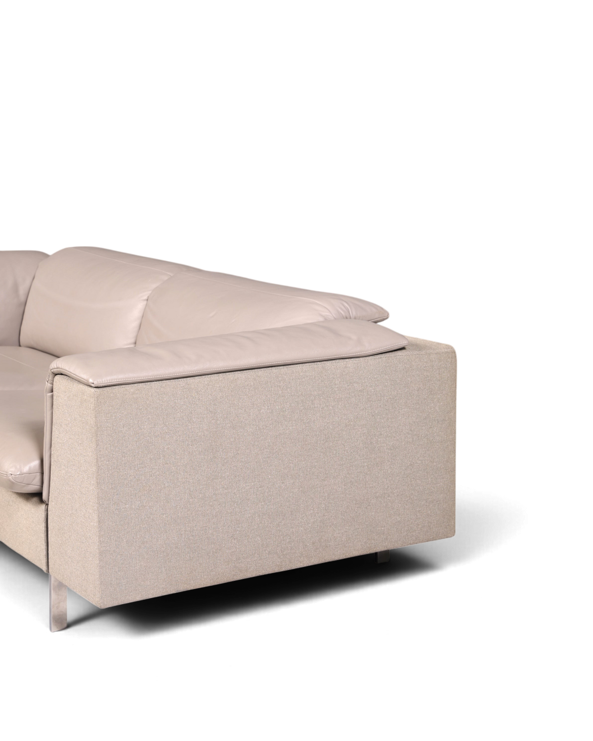 Hauptstadt Möblerei Ligne Roset tasarım gri deri ve kumaş kombinasyonlu modern oturma grubu koltuk detayı