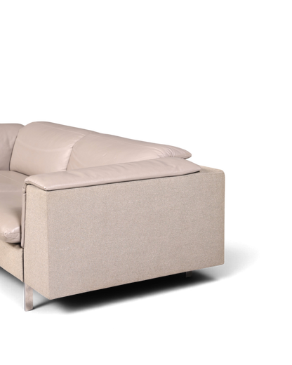 Hauptstadt Möblerei Ligne Roset tasarım gri deri ve kumaş kombinasyonlu modern oturma grubu koltuk detayı