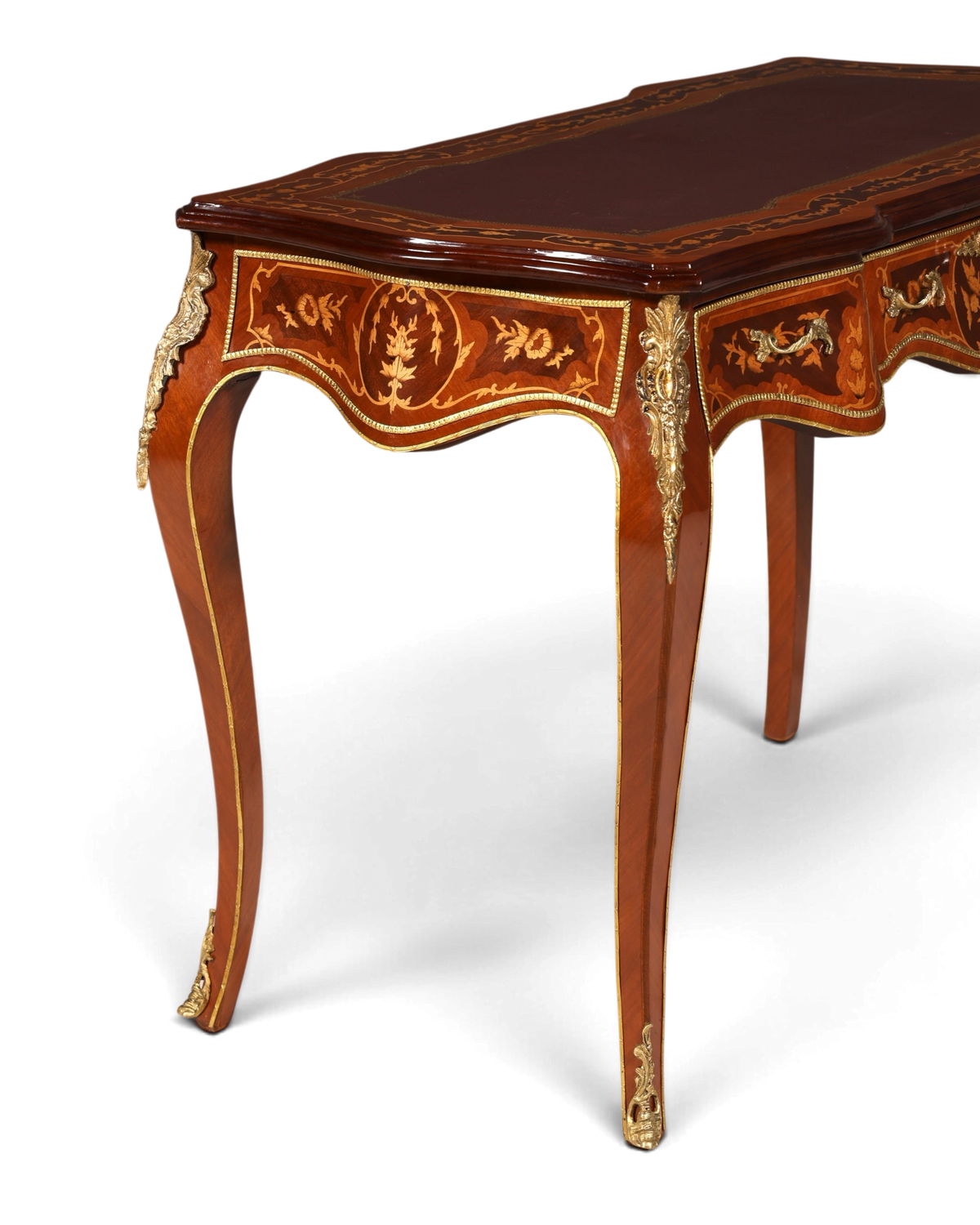 Hauptstadt Möblerei Schreibtisch im Louis XV Stil aus Massivholz mit Messingbeschlägen und Intarsien