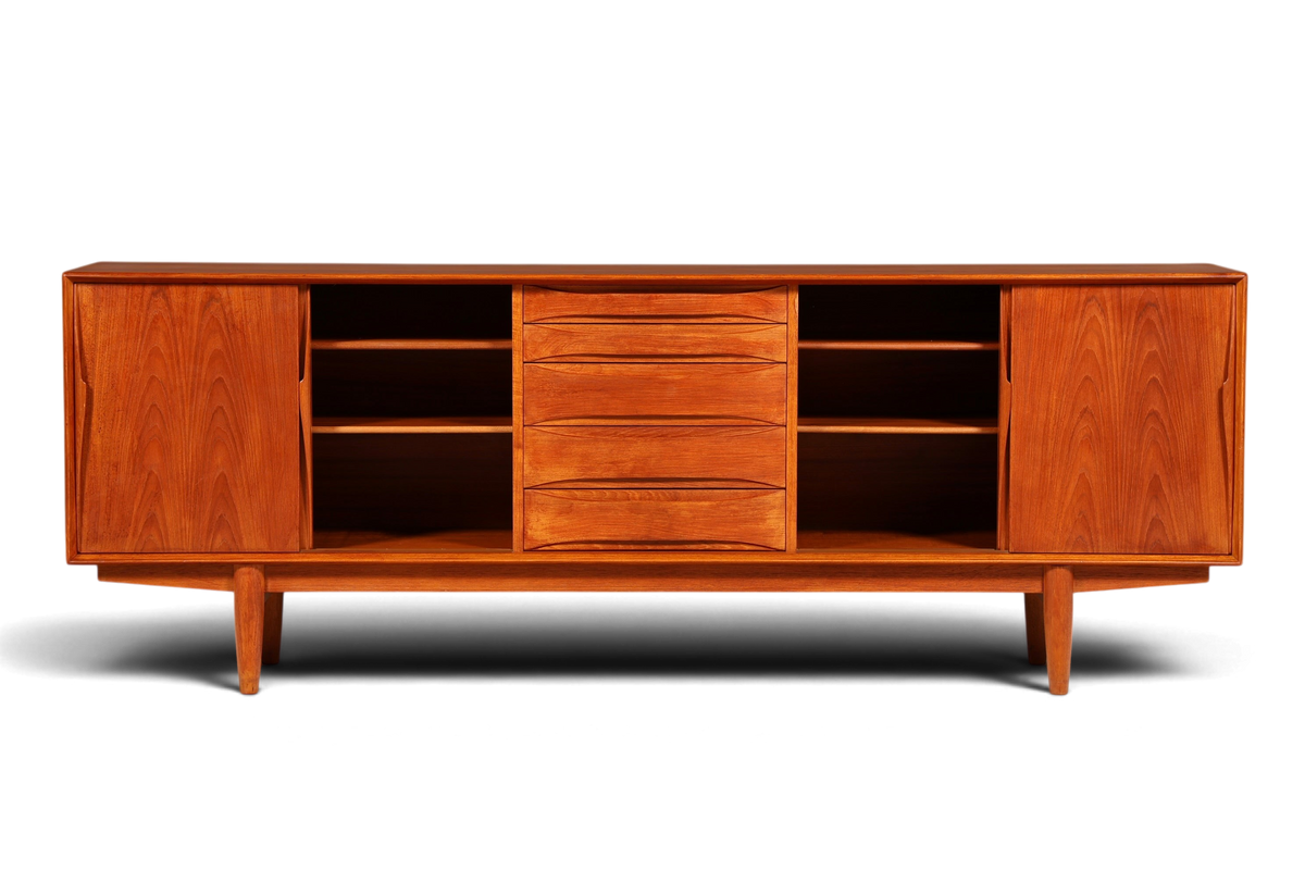 Hauptstadt Möblerei Dyrlund Mid Century Sideboard aus Teakholz mit Schiebetüren und Schubladen im dänischen Design