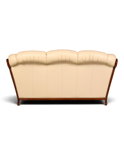 Hauptstadt Möblerei Sofa in Creme mit elegantem Holzrahmen und klassischer Polsterung in Rückenansicht