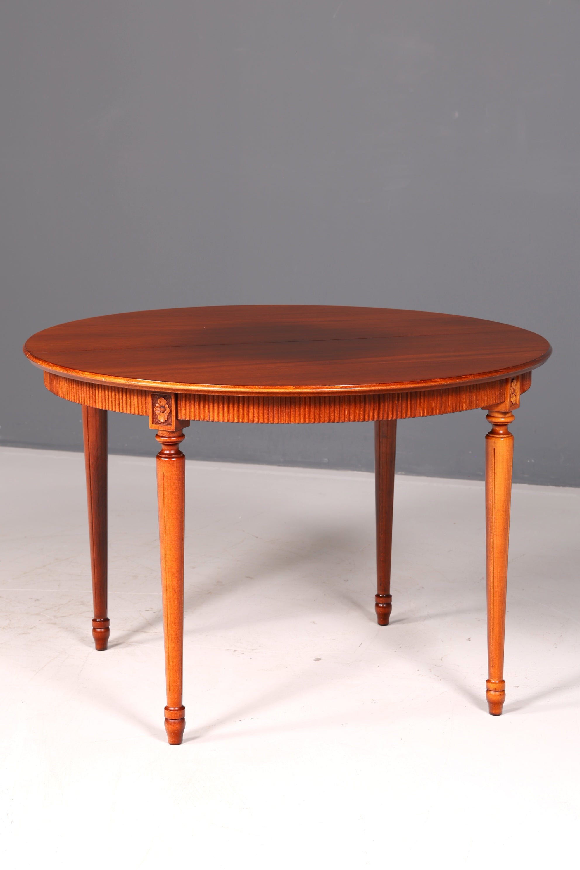 Wunderschöner Tisch im Gustavianischen Stil Küchentisch ausziehbar Esszimmer Tisch Rund Vintage