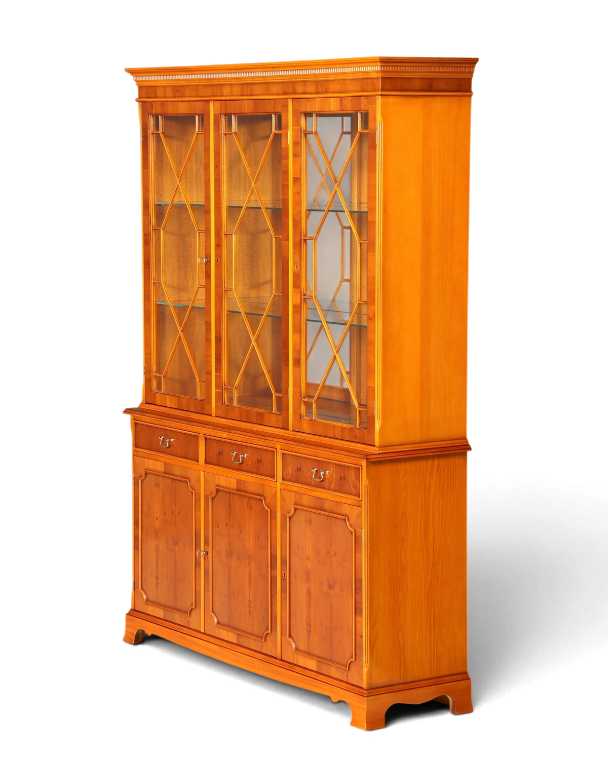 Hauptstadt Möblerei englische Vitrine aus Holz mit verglasten Türen, Innenbeleuchtung und höhenverstellbaren Regalen.