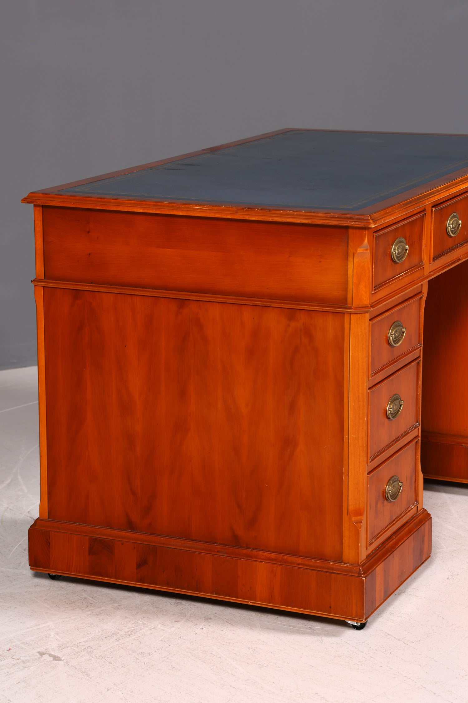 Beautiful Original Heldense English Desk Yew Real Leather Top Office Desk Antique Style