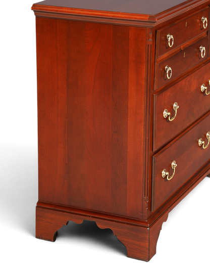 Hauptstadt Möblerei Drexel Heritage Kommode aus dunklem Holz mit sieben Schubladen und goldenen Griffen im Antik-Stil