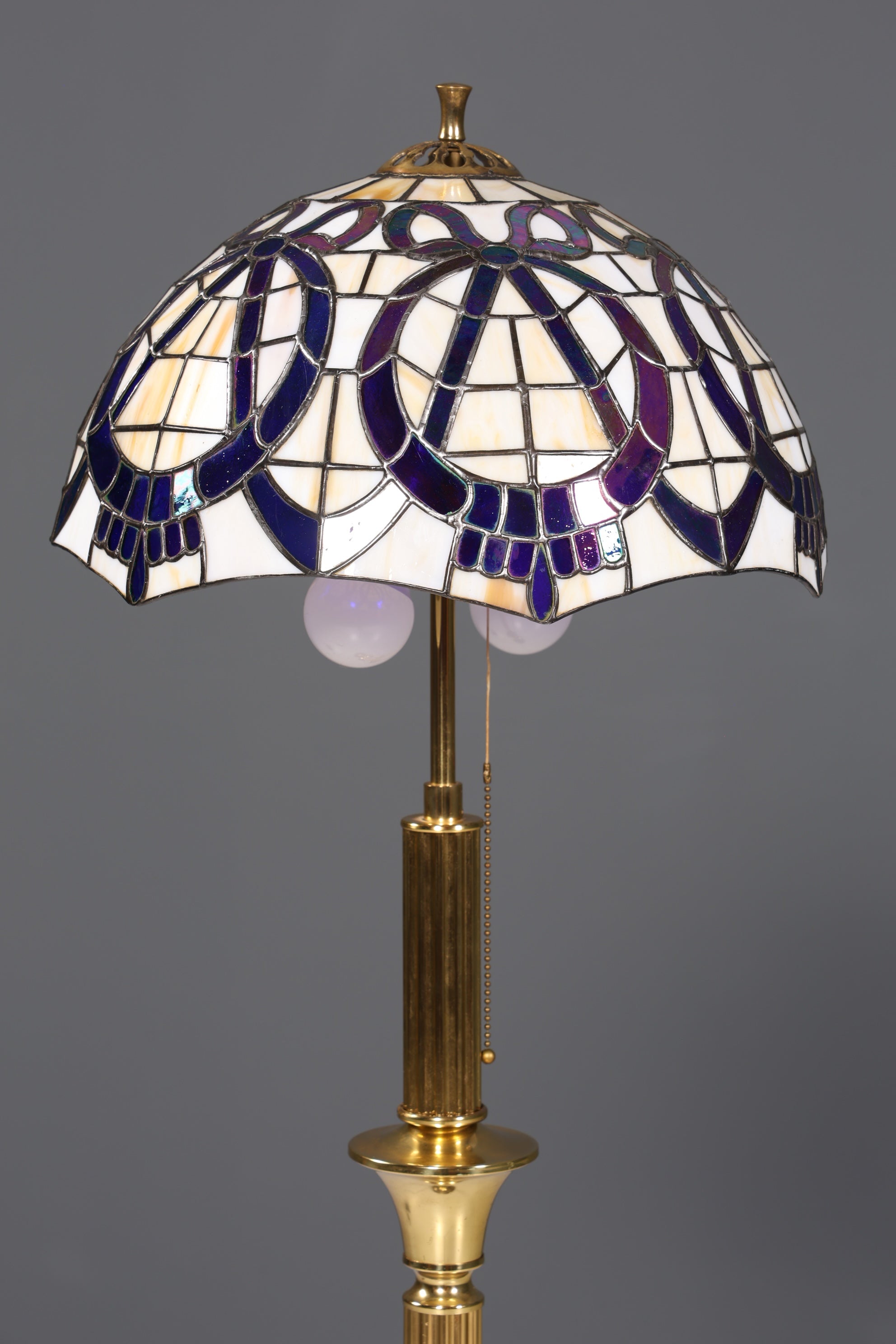 Traumhafte Antike Tiffany Lampe Glaslampenschirm Messingfuß Stehlampe Leselampe