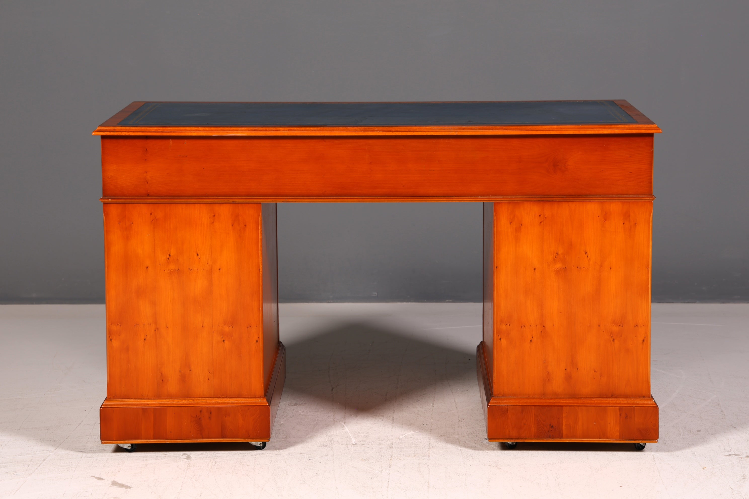 Beautiful Original Heldense English Desk Yew Real Leather Top Office Desk Antique Style