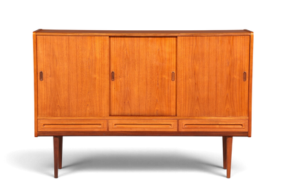 Hauptstadt Möblerei Mid Century Highboard aus Teakholz im skandinavischen Danish Design mit Schiebetüren