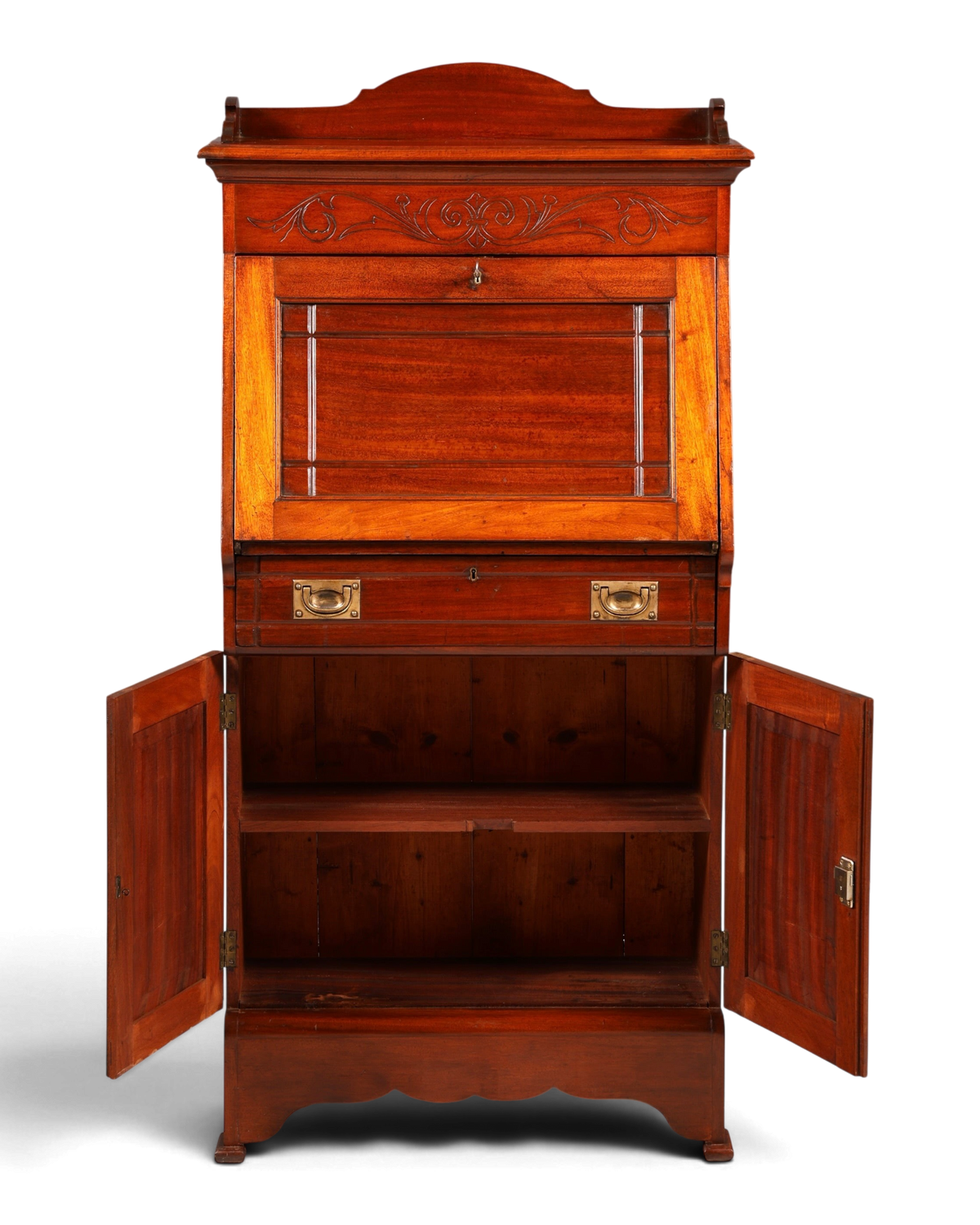 Hauptstadt Möblerei Sekretär aus Mahagoni mit Schnitzereien, Messingbeschlägen und aufklappbarer Schreibfläche
