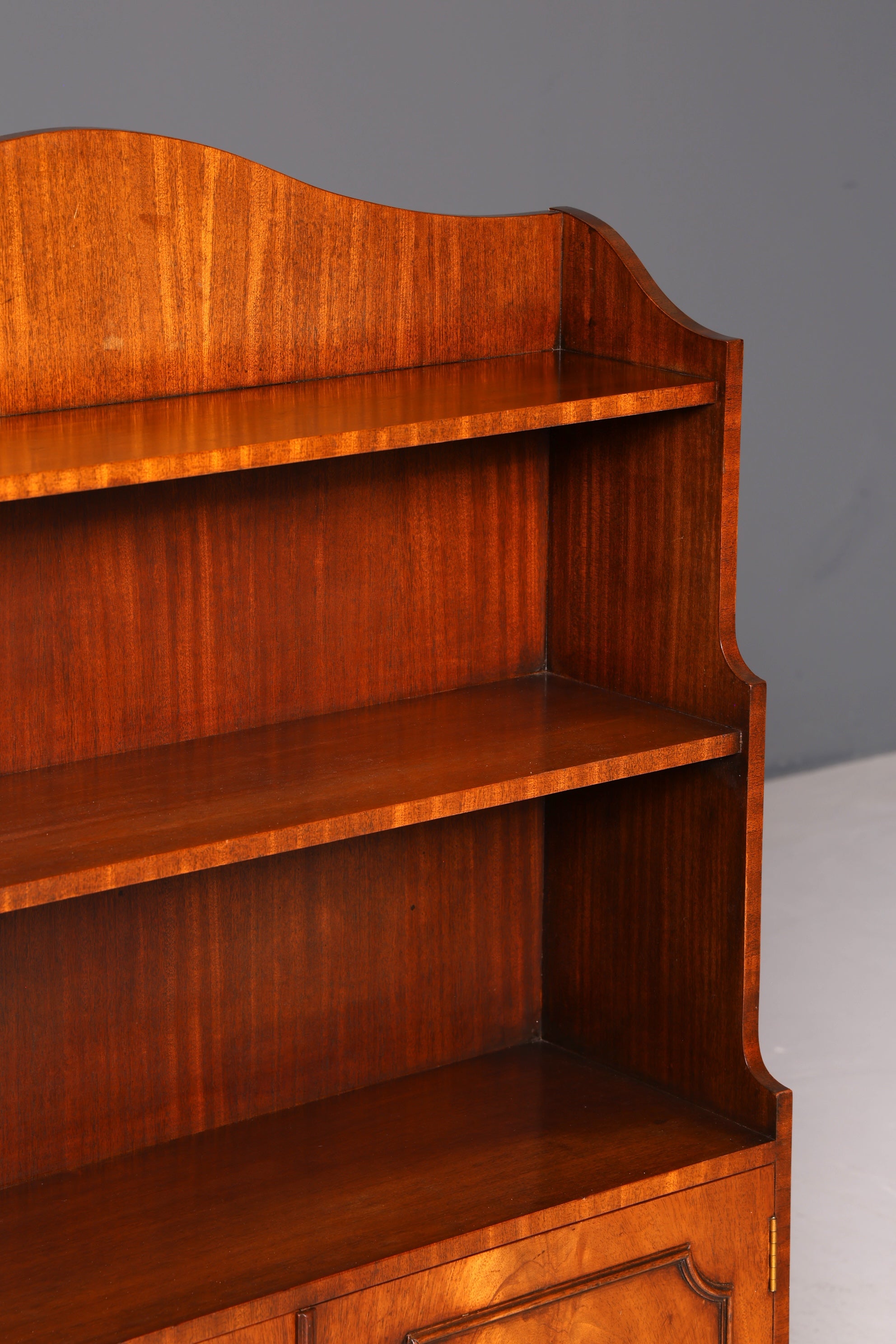 Wunderschönes Englisches Bücherregal Bevan Funnell Reprodux Mahagoni Regal mit Türfach 60s Standregal Bücherschrank