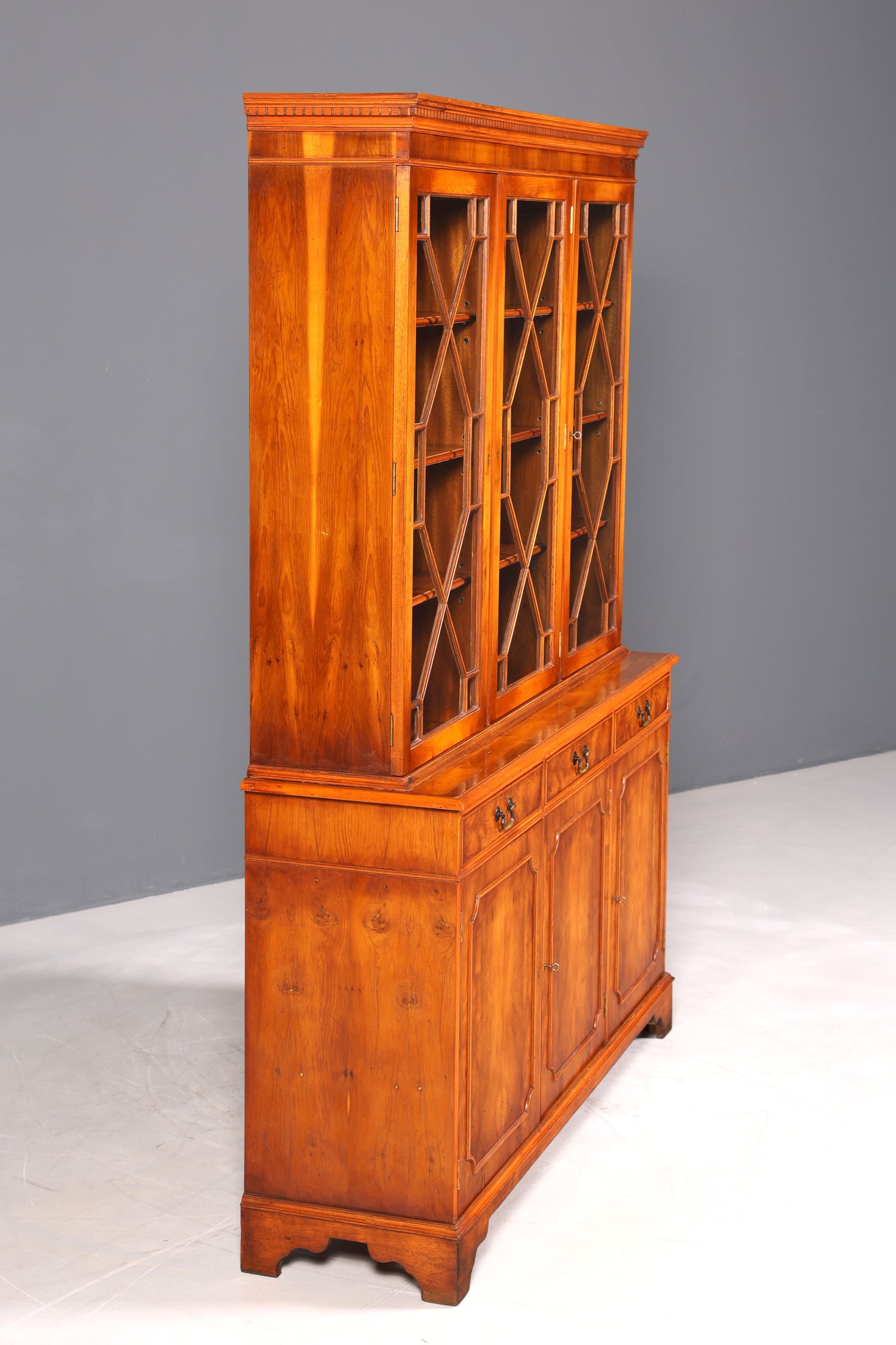 Wunderschöne Englische Vitrine Bücherschrank Buffet Antik Stil Englisch Eibe Glasvitrine Bibliothek