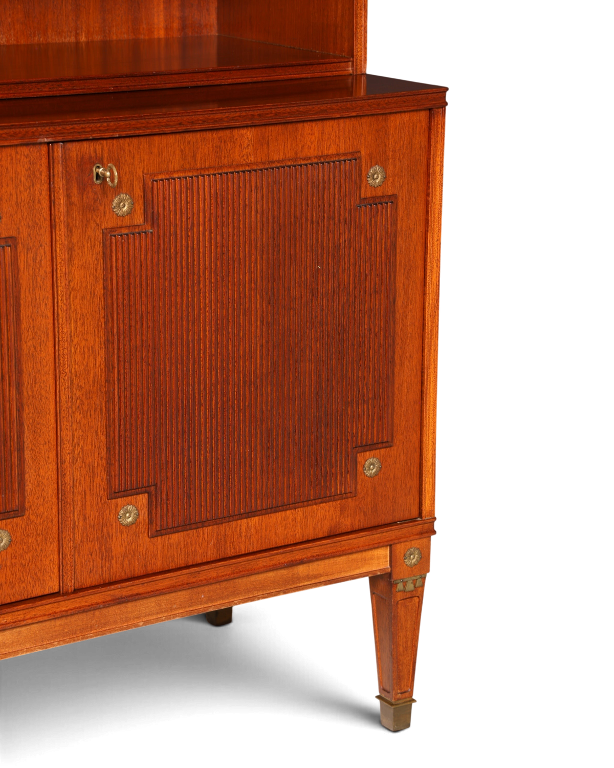 Hauptstadt Möblerei gustavian tarzı masif ahşap kitaplık dolabı, detaylı ahşap işçiliği ve pirinç süslemeleri ile.