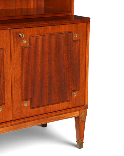 Hauptstadt Möblerei gustavian tarzı masif ahşap kitaplık dolabı, detaylı ahşap işçiliği ve pirinç süslemeleri ile.