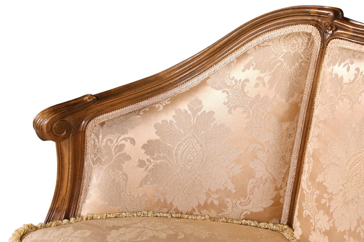 Hauptstadt Möblerei Barock 2-Sitzer Sofa mit beigem Samtbezug, kunstvollen Holzschnitzereien und floralem Muster.