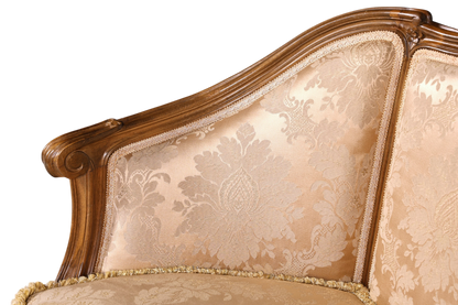Hauptstadt Möblerei Barock 2-Sitzer Sofa mit beigem Samtbezug, kunstvollen Holzschnitzereien und floralem Muster.