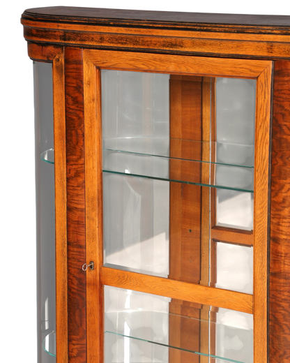 Hauptstadt Möblerei Vitrinenschrank aus Holz mit gebogener Glasfront und Einlegeböden aus Glas