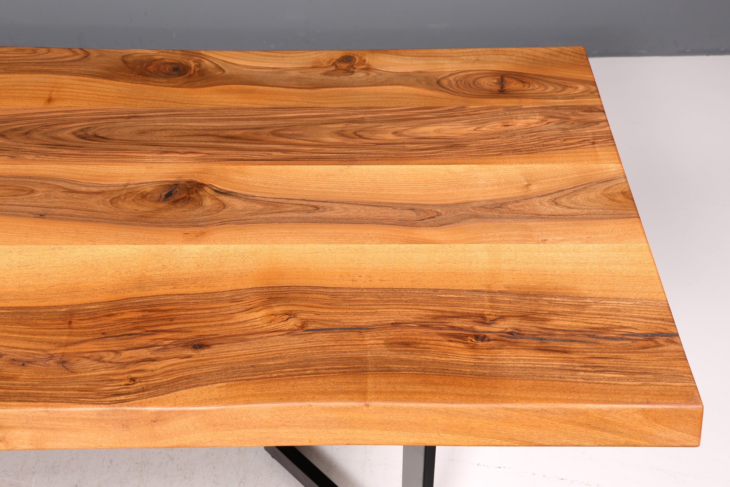 Wunderschöner Nussbaum Tisch 260cm-97cm Esszimmer Tisch Baumkanten Platte massiv Holz Küchentisch