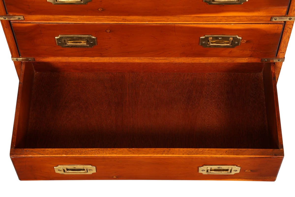 Hauptstadt Möblerei maritime Military Chest Kommode aus Holz mit Messingbeschlägen und offener Schublade
