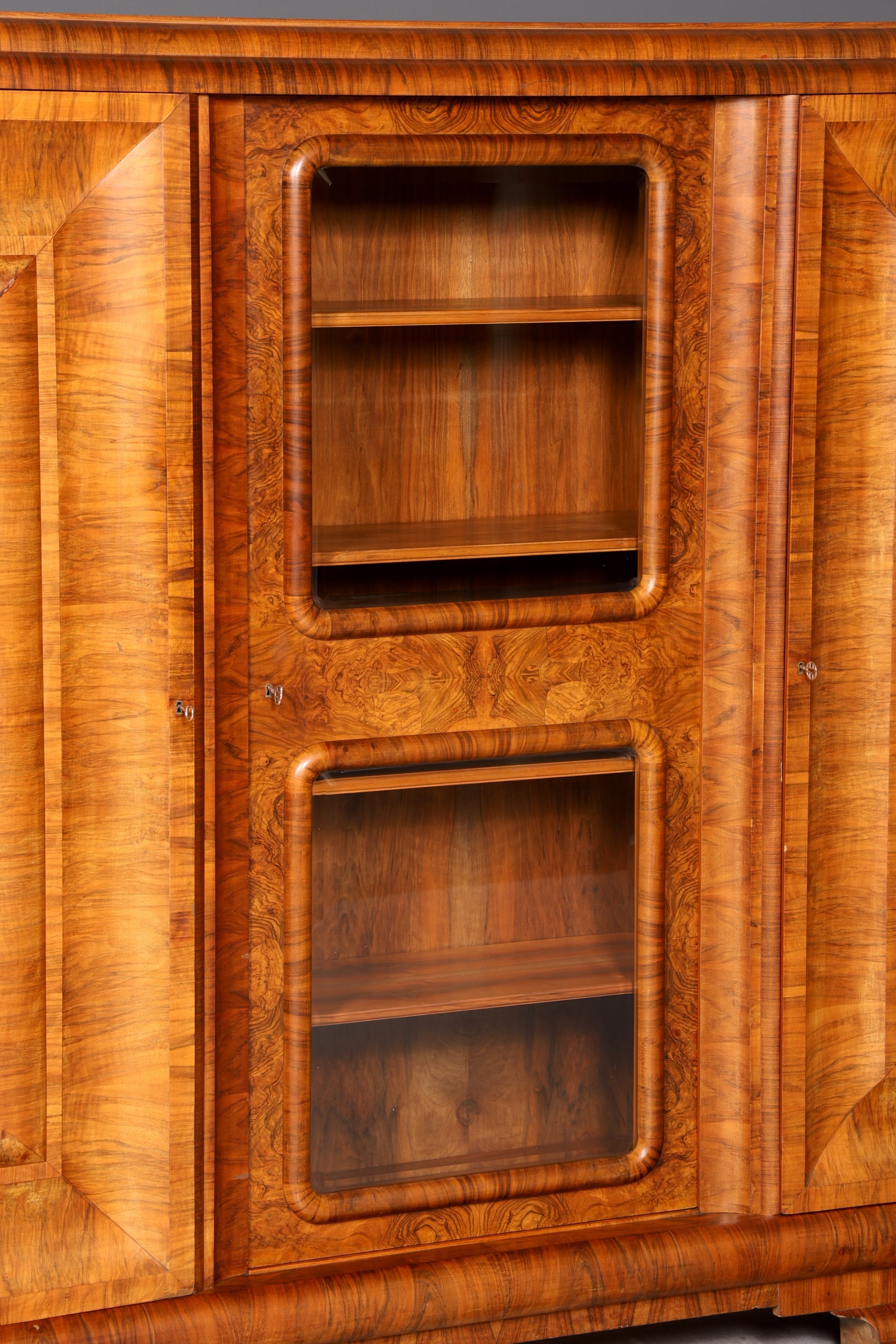 Beeindruckende Original Art Deco Vitrine Nussbaum Bücherschrank Glasvitrine Schrank Antik Massivholz Vintage