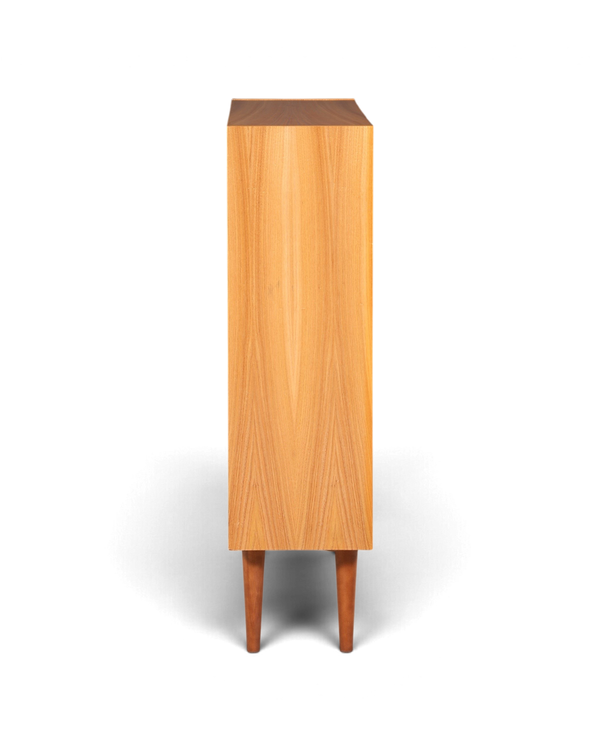 Hauptstadt Möblerei H953 Kommode aus hellem Holz mit konischen Beinen in Seitenansicht
