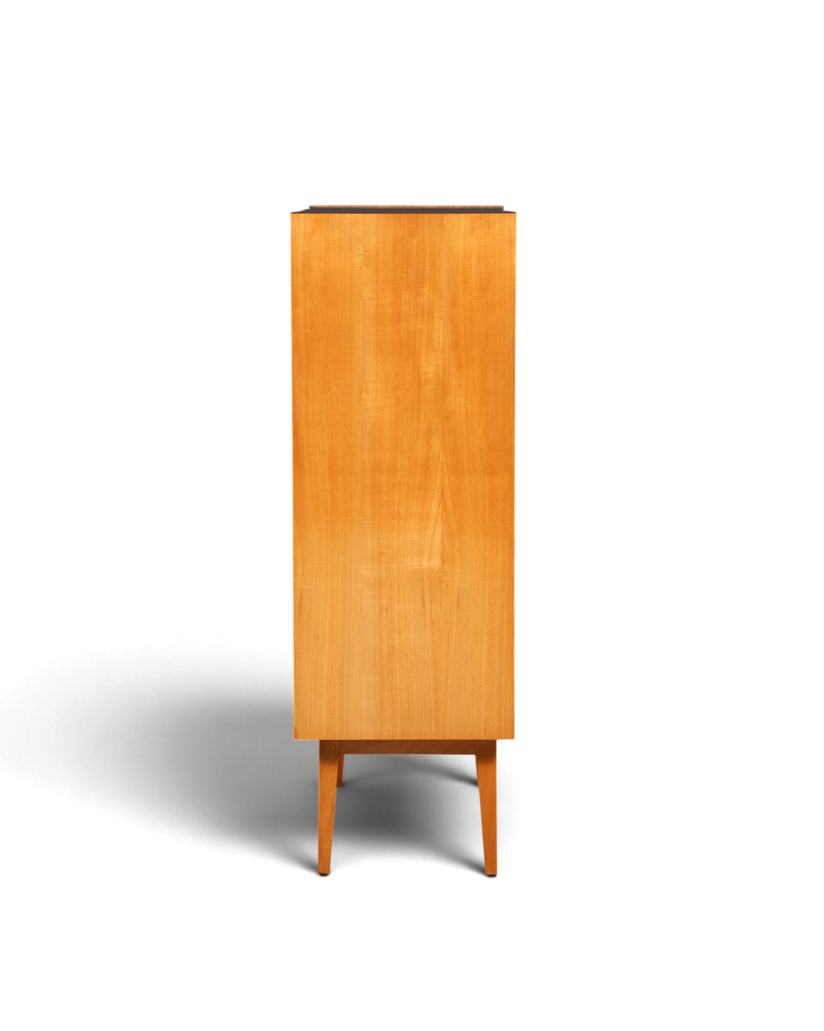 Hauptstadt Möblerei H824 Schrank aus hellem Holz mit schlanken konischen Beinen in Seitenansicht