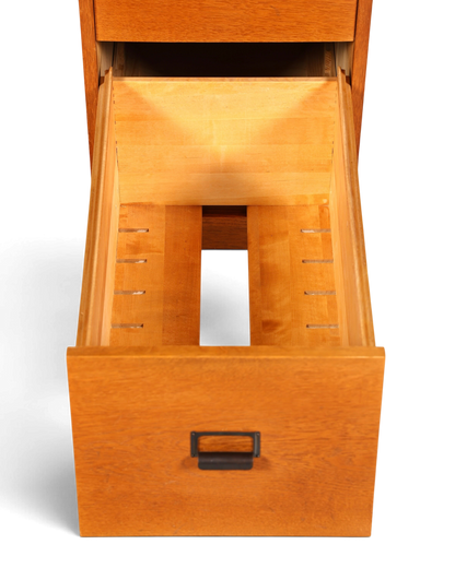 Hauptstadt Möblerei Mid Century Aktenschrank aus massivem Holz mit offener Schublade und schwarzem Metallgriff