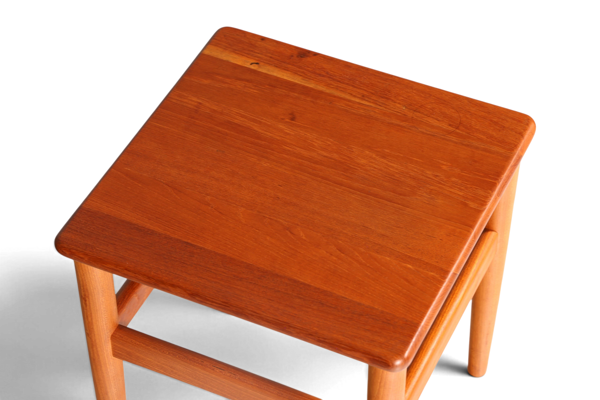 Hauptstadt Möblerei Mid-Century Beistelltisch aus Teakholz mit quadratischer Platte im dänischen Design