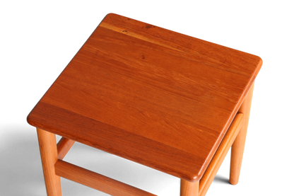 Hauptstadt Möblerei Mid-Century Beistelltisch aus Teakholz mit quadratischer Platte im dänischen Design