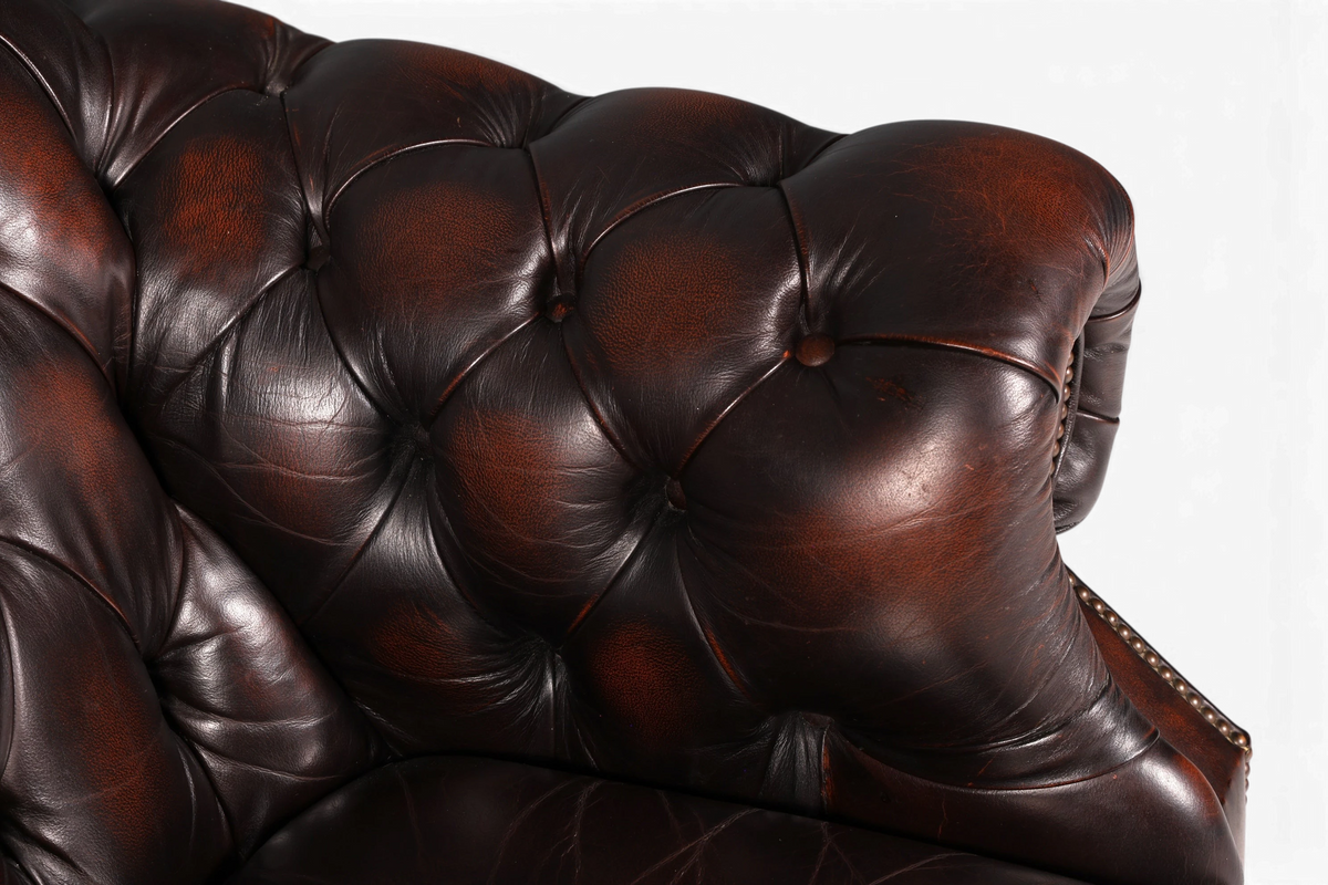 Hauptstadt Möblerei Chesterfield Centurion Sessel aus braunem Echtleder mit klassischer Knopfheftung und Armlehne