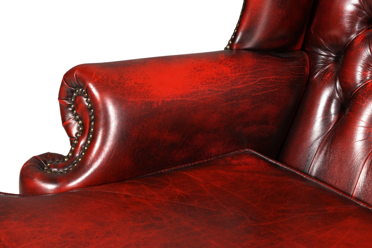 Hauptstadt Möblerei Chesterfield Sofa in rotem Echtleder mit klassischer Knopfheftung und dekorativen Ziernägeln