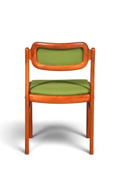 Hauptstadt Möblerei Johannes Andersen Stuhl aus Teakholz mit grünem Stoffbezug im Mid Century Danish Design