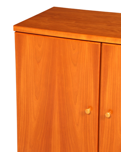 Hauptstadt Möblerei Sideboard mit H837 Finish aus warmem, honigfarbenem Holz mit minimalistischen runden Griffen