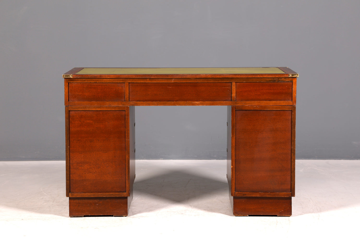 Wunderschöner Maritimer Schreibtisch Englischer Military Chest Bürotisch Office Table mit echt Lederauflage