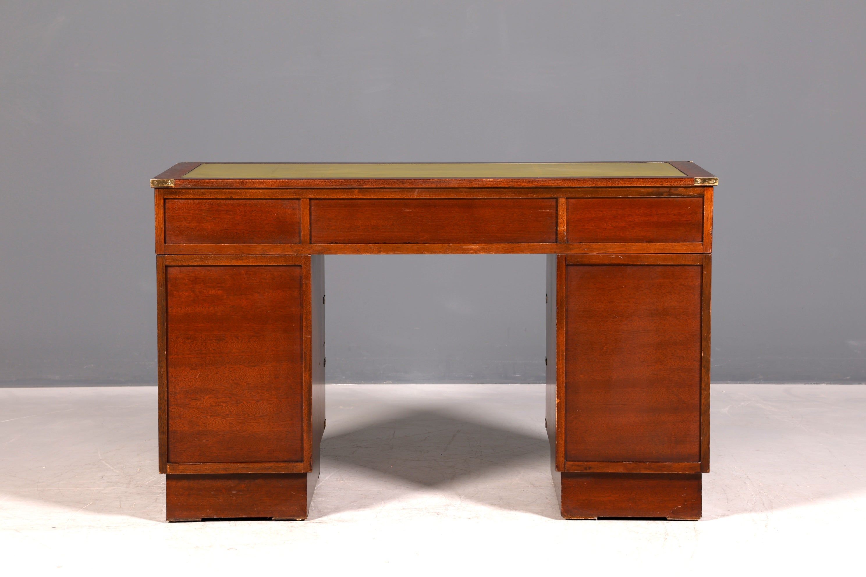 Wunderschöner Maritimer Schreibtisch Englischer Military Chest Bürotisch Office Table mit echt Lederauflage