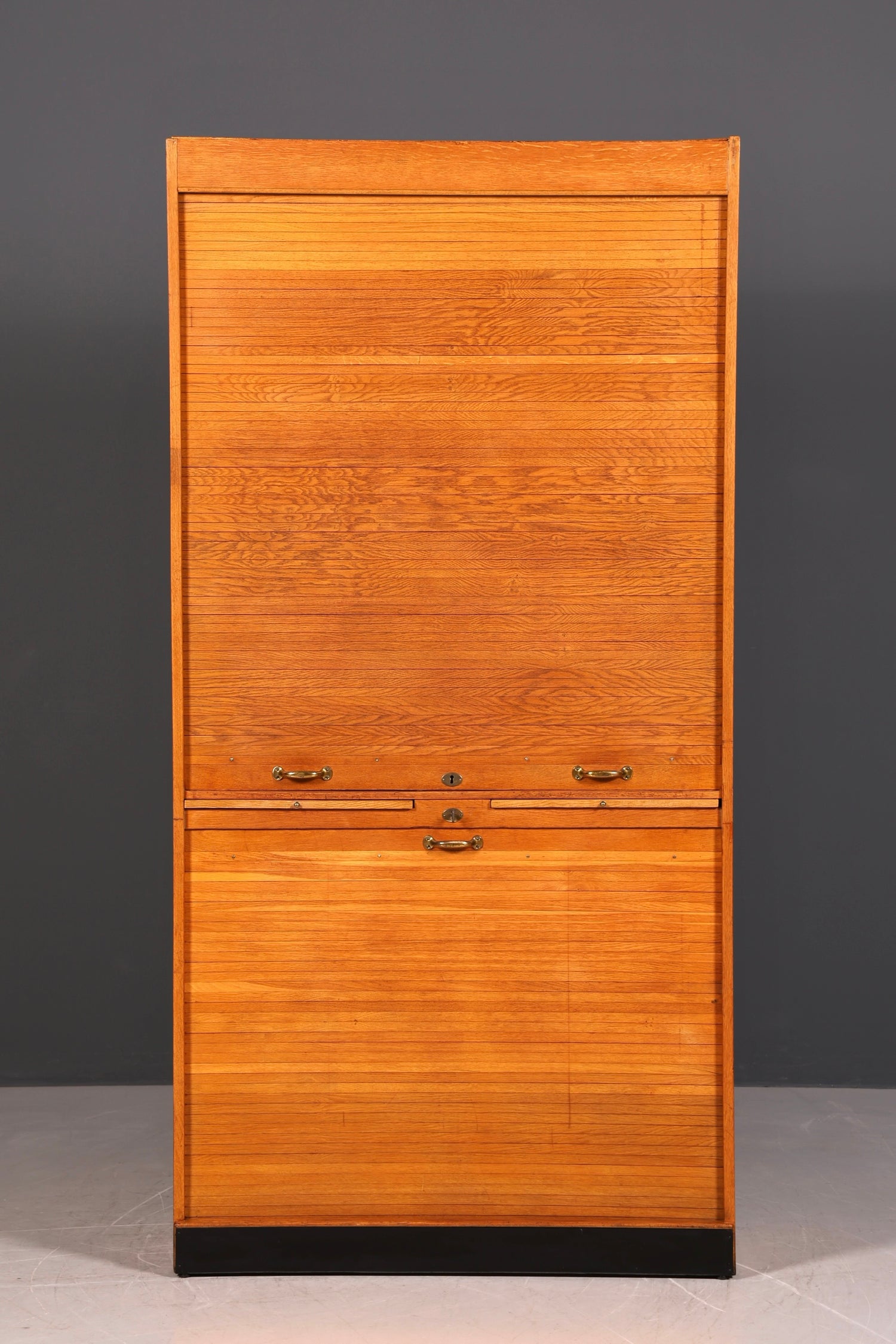 Schlichter Mid Century Rollladenschrank Bauhaus Apothekerschrank Art Deco Büro Aktenschrank