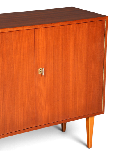 Hauptstadt Möblerei Mid-Century Kommode aus Teakholz mit zwei Türen, Schloss und konischen Beinen im 60er Jahre Design