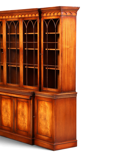 Hauptstadt Möblerei englische Vitrine aus Holz mit Glasfronten, Messingbeschlägen und integriertem Sekretär