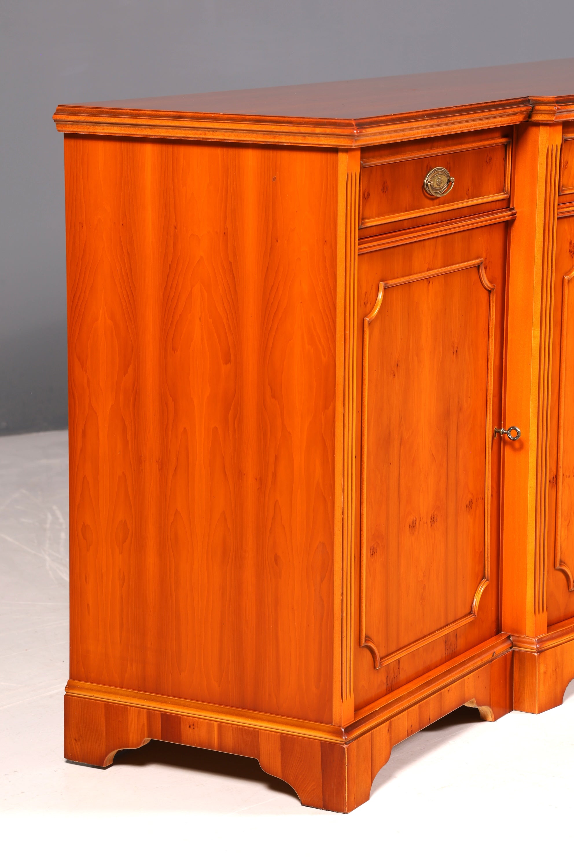 G214 Finish cm Wunderschönes Englisches Sideboard Eibe Schrank Antik Stil Buffetschrank Kommode (Kopie)