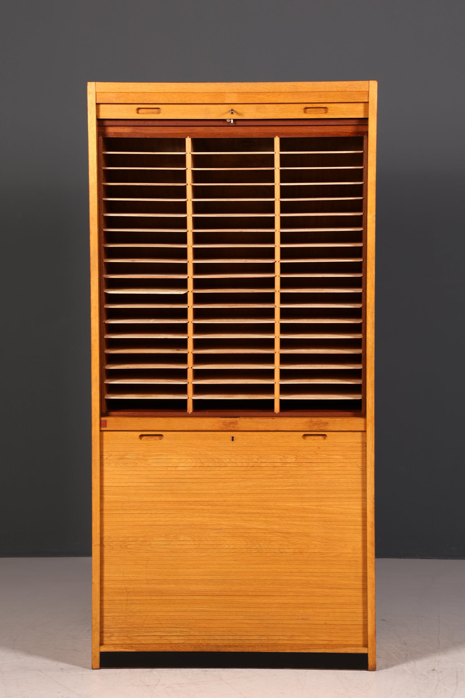 Schlichter Mid Century Rollladenschrank Bauhaus Vintage Apothekerschrank Art Deco Büro Aktenschrank