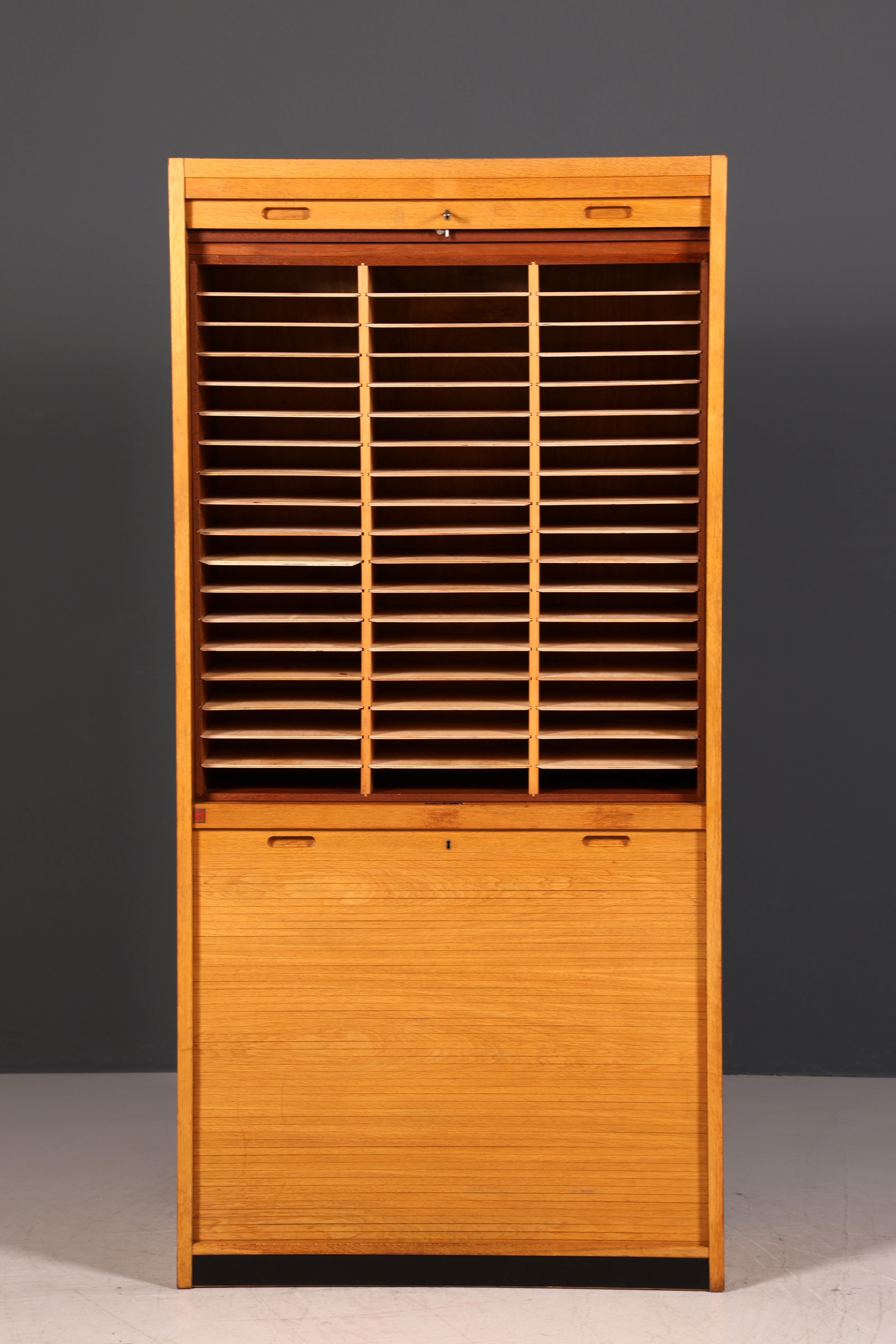 Schlichter Mid Century Rollladenschrank Bauhaus Vintage Apothekerschrank Art Deco Büro Aktenschrank
