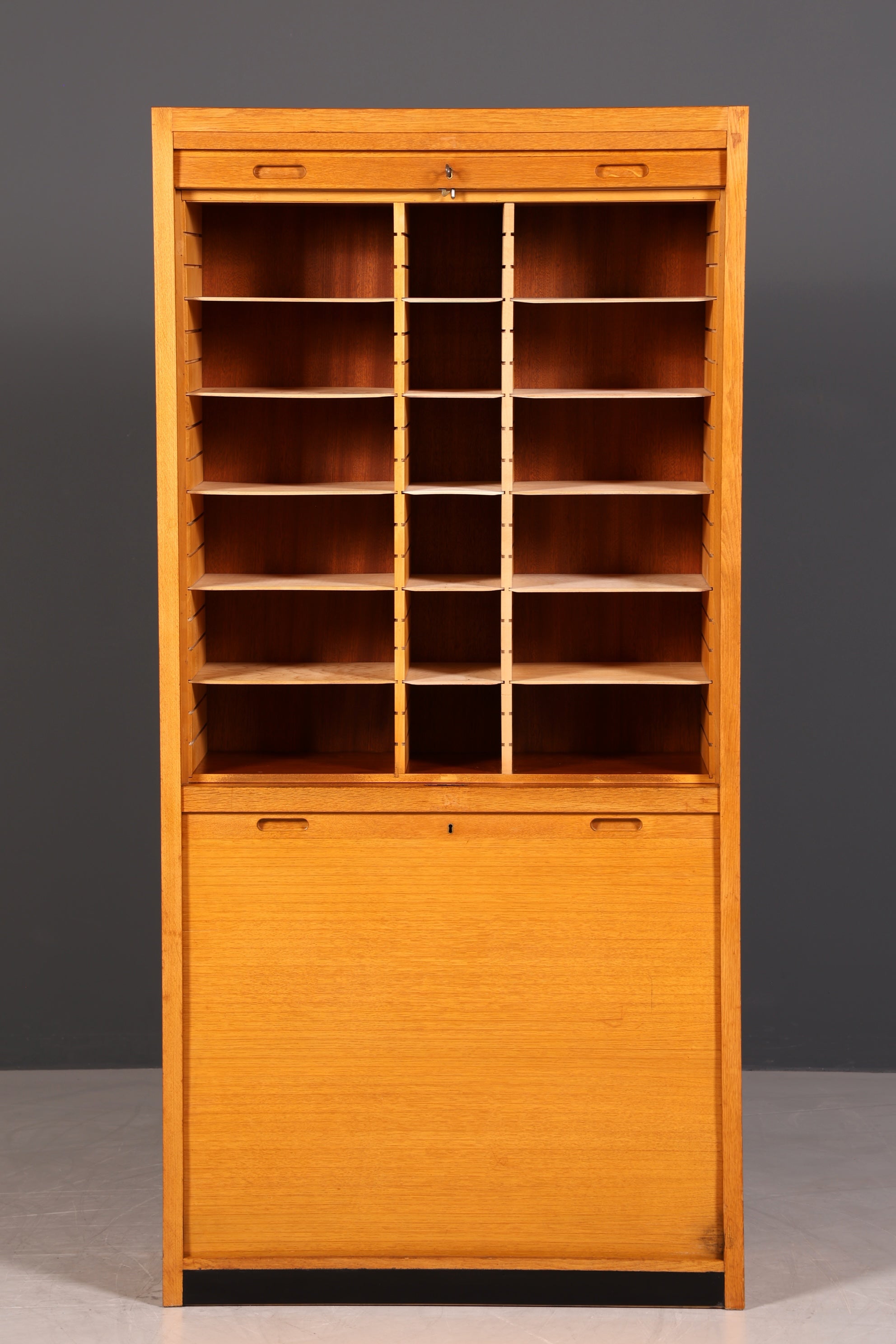 Schlichter Mid Century Rollladenschrank Bauhaus Apothekerschrank Art Deco Büro Aktenschrank
