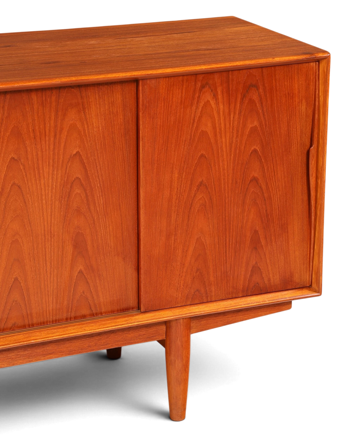 Hauptstadt Möblerei Dyrlund Sideboard aus massivem Teakholz im Mid-Century-Stil mit Schiebetüren und konischen Beinen