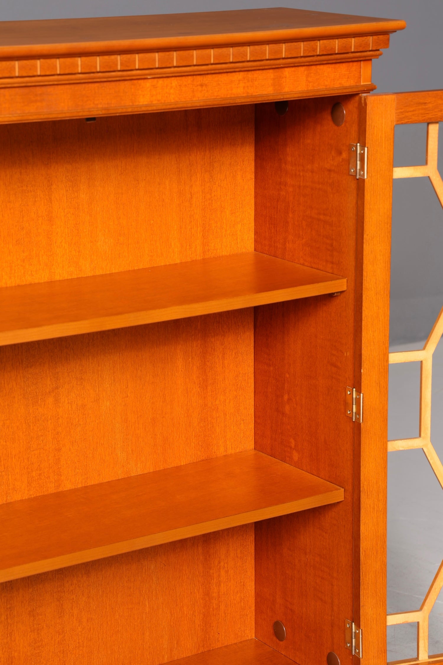 Wunderschöne Englische Vitrine Eibe Bücherschrank Glasvitrine 60s Vitrinenschrank Schrank Vintage